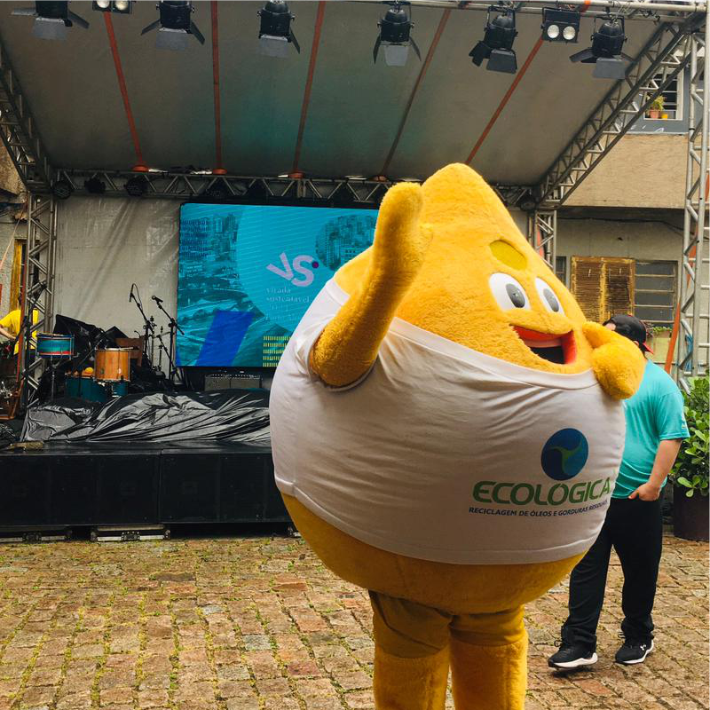 Mascote Gota da Ecológica em frente ao palco da Virada Sustentável, na Vila Flores, em Porto Alegre