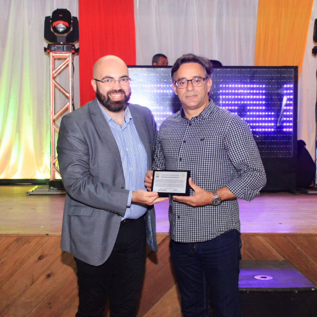 Diretor do Grupo Sulina recebe placa de homenagem do presidente da APAE Guaíba