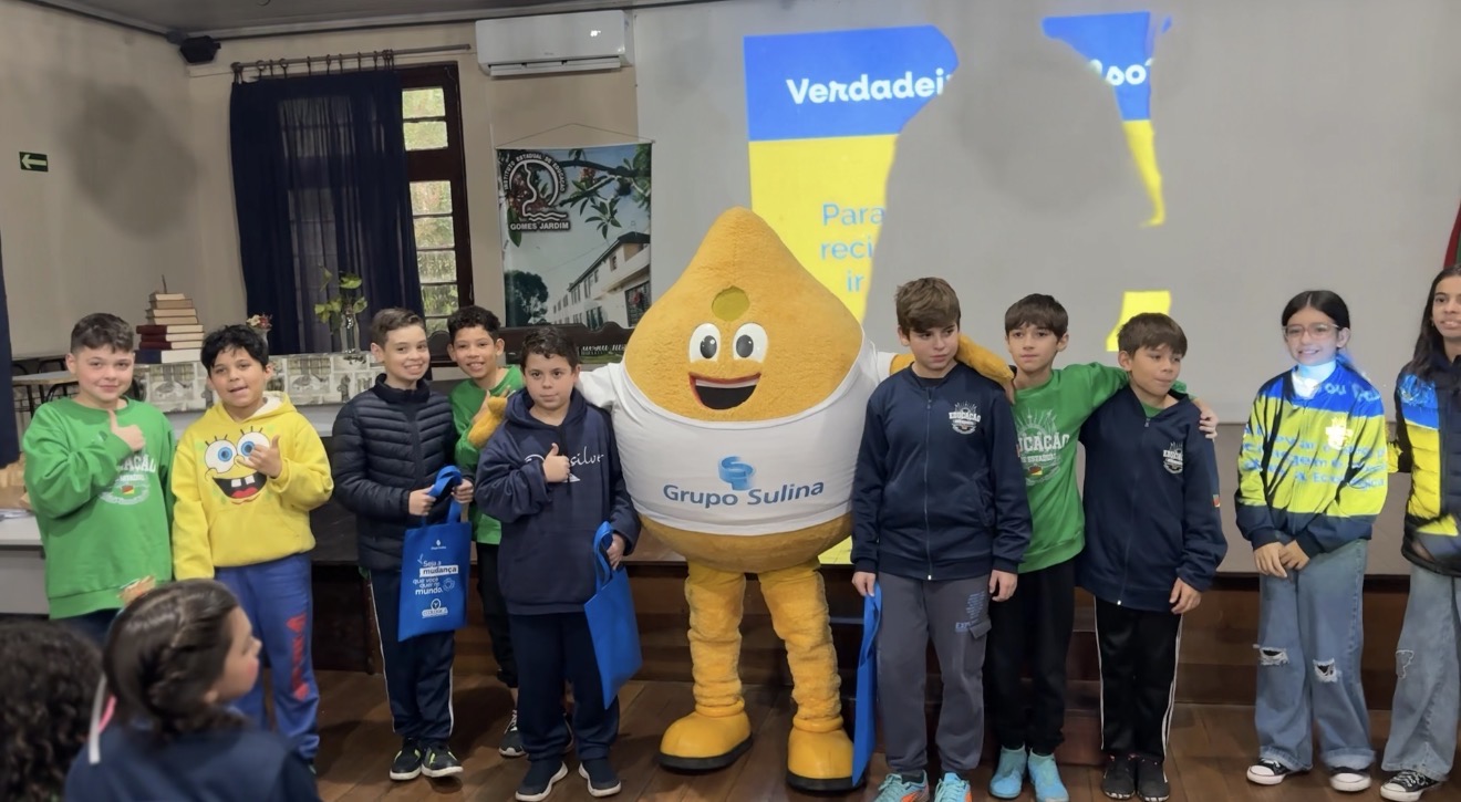 Mascote Gota com estudantes durante ação do Junho Verde em escolas de Guaíba