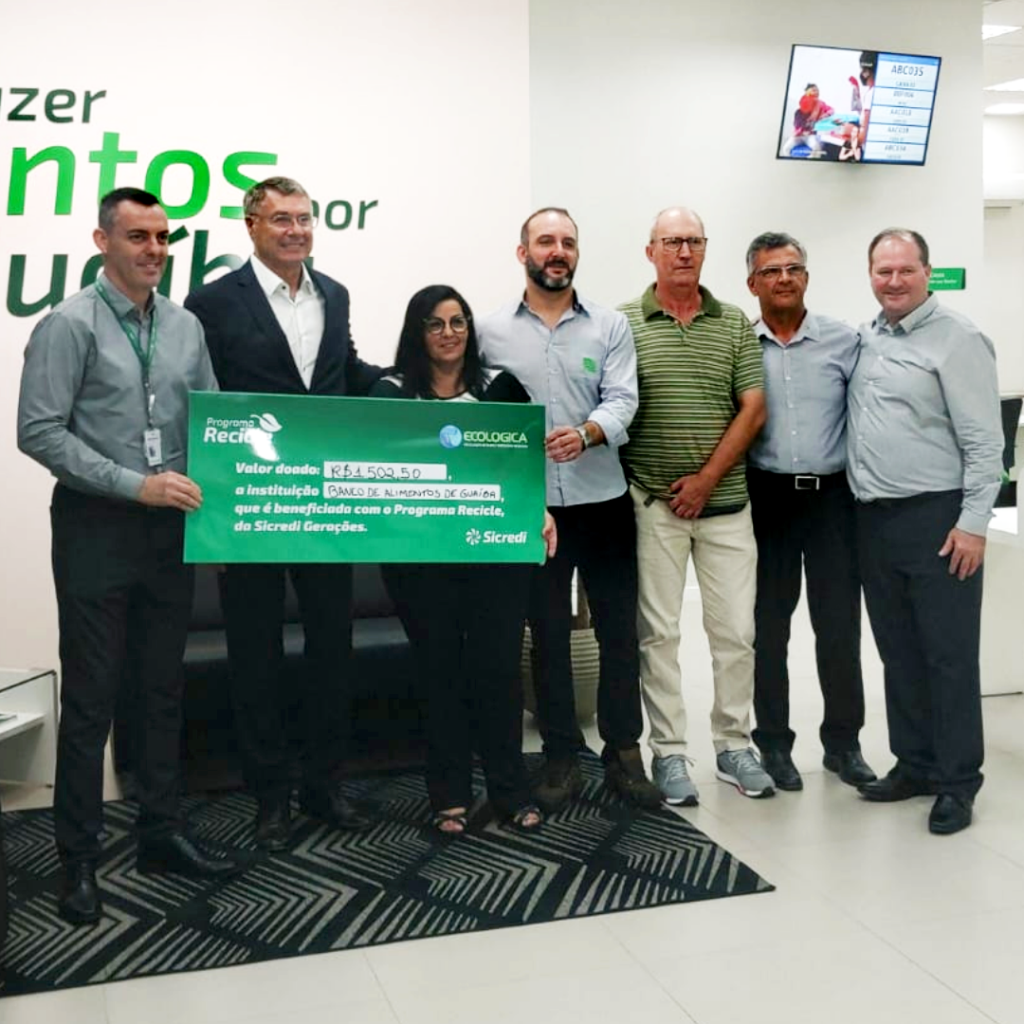 Entrega simbólica do cheque do Programa Recicle ao Banco de Alimentos de Guaíba, em parceria entre Sicredi e Ecológica