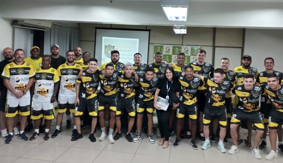 Elenco do time de futsal Peñarol Guaíba durante apresentação oficial na Prefeitura