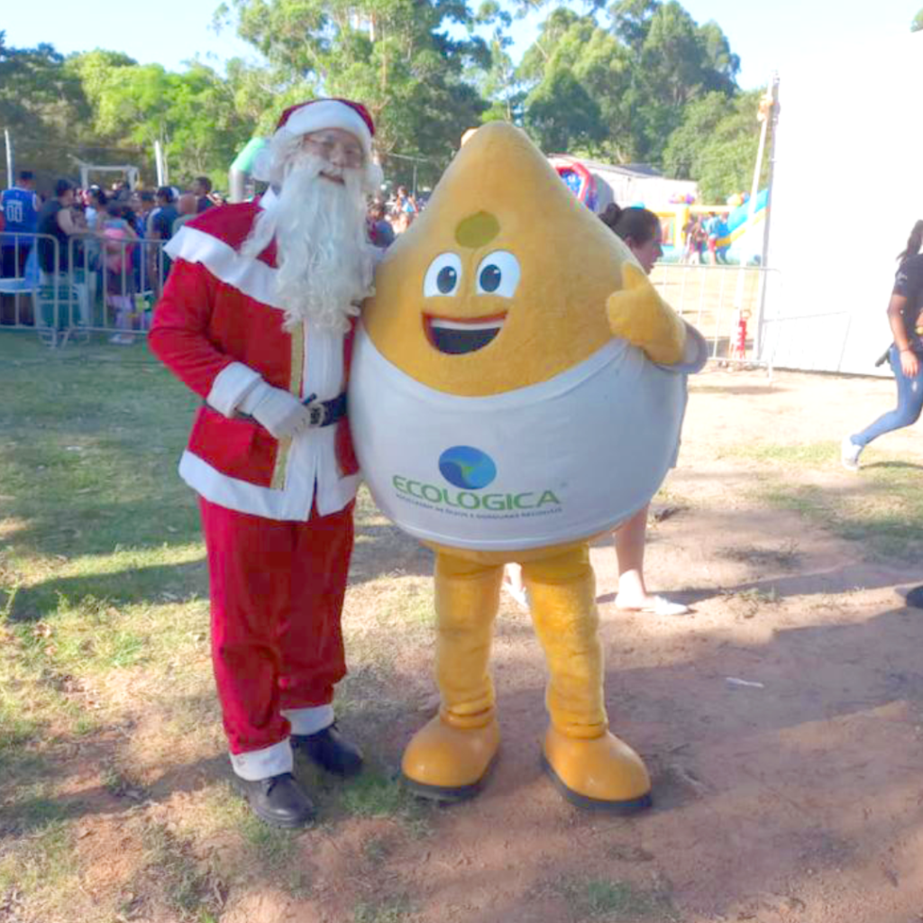 Mascote Gota da Ecológica ao lado do Papai Noel no Natal Esperança em Pedras Brancas, Guaíba