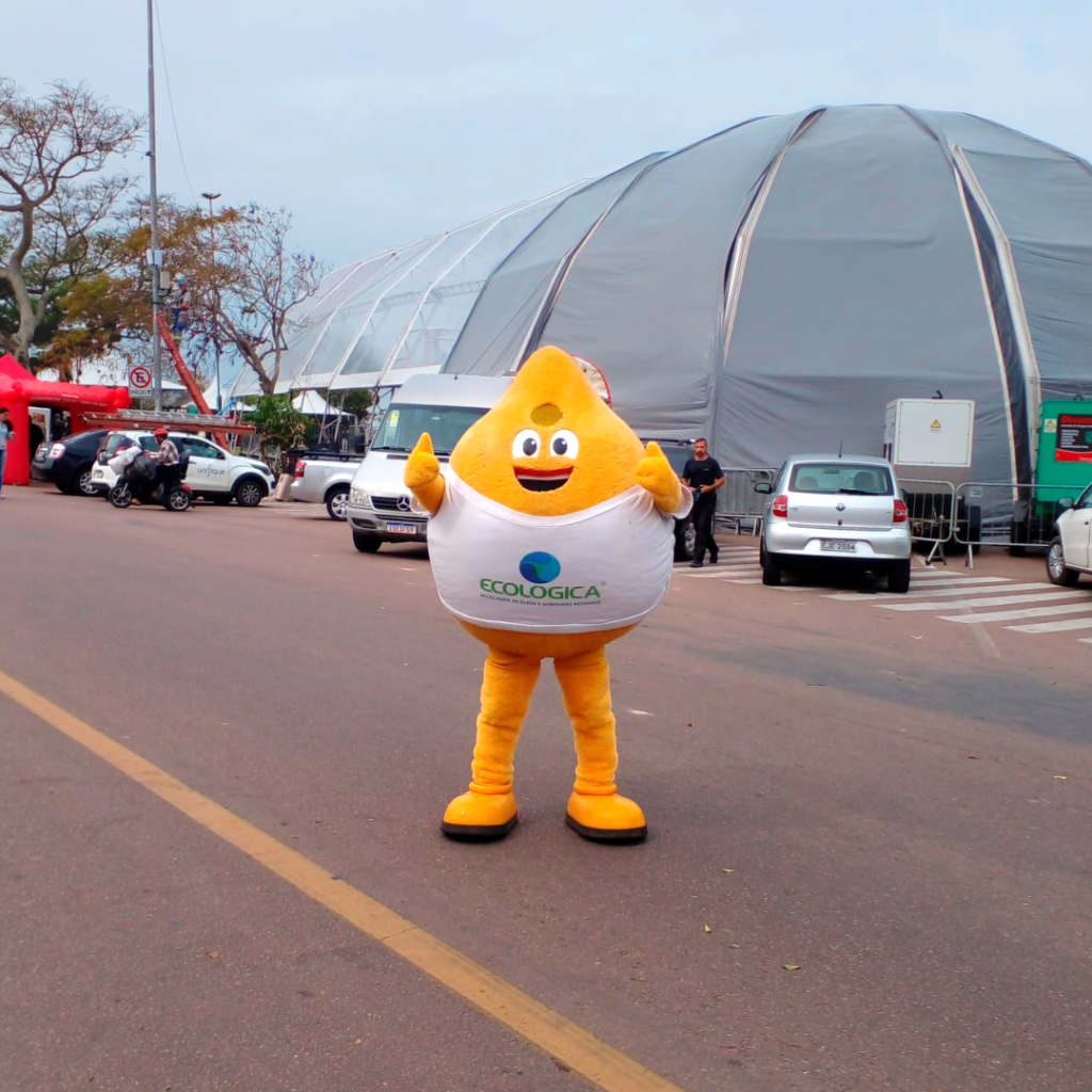 Mascote Gota da Ecológica na 1ª Olifeira de Guaíba, em frente à tenda do evento