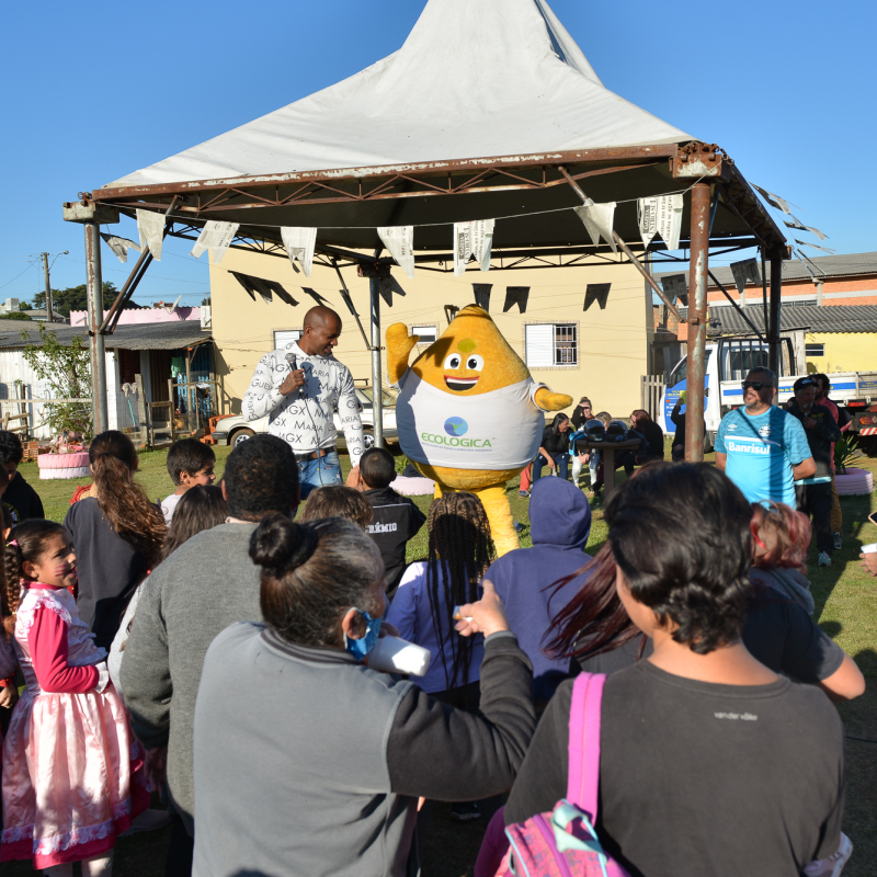 Mascote Gota da Ecológica no palco do Arraiá Solidário da Praça do Noli, em Guaíba