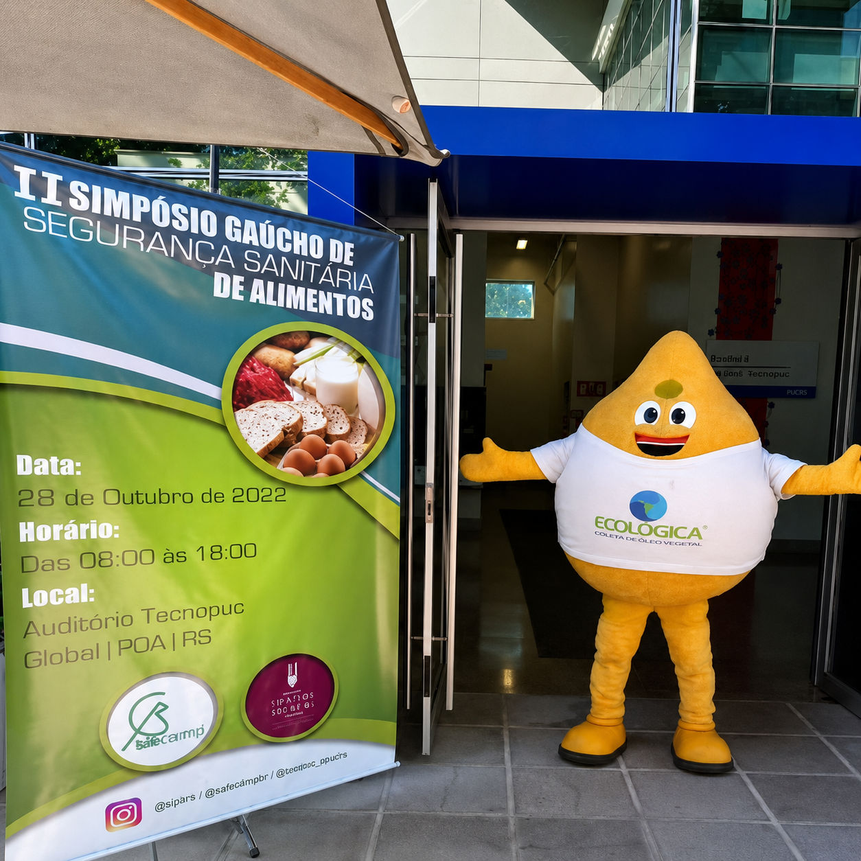 Mascote Gota da Ecológica na entrada do II Simpósio Gaúcho de Segurança Sanitária de Alimentos, na PUCRS